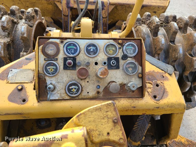 image for item JW9841 1975 Caterpillar 815  soil compactor