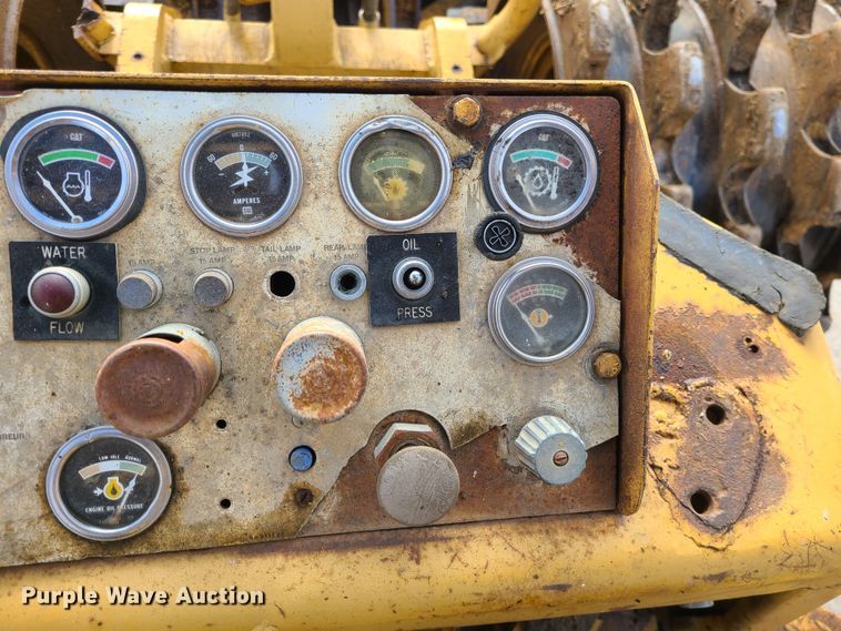 image for item JW9841 1975 Caterpillar 815  soil compactor