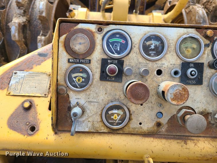 image for item JW9841 1975 Caterpillar 815  soil compactor