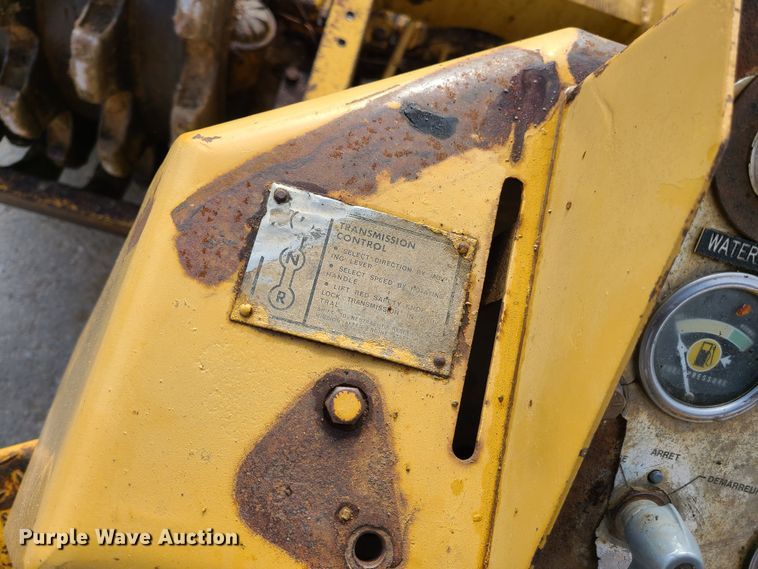 image for item JW9841 1975 Caterpillar 815  soil compactor