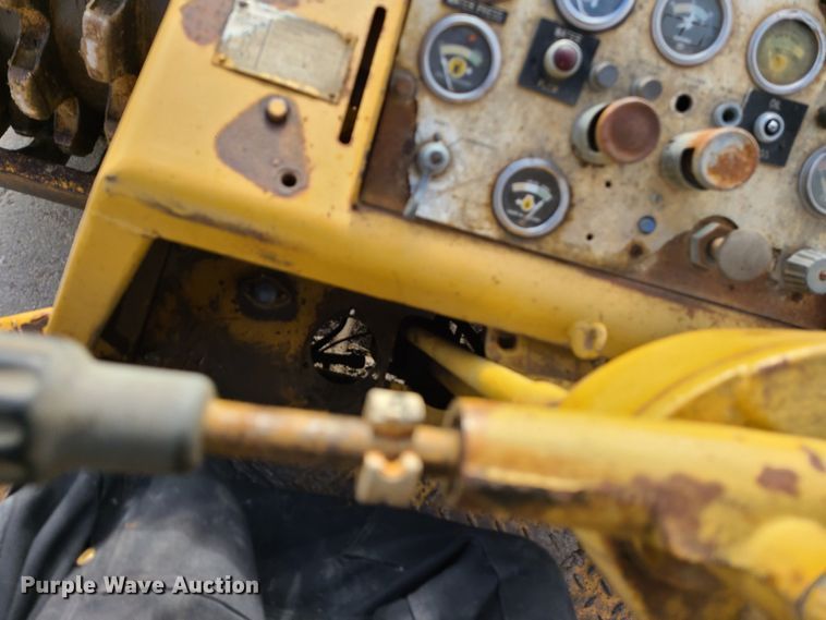 image for item JW9841 1975 Caterpillar 815  soil compactor