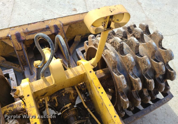 image for item JW9841 1975 Caterpillar 815  soil compactor