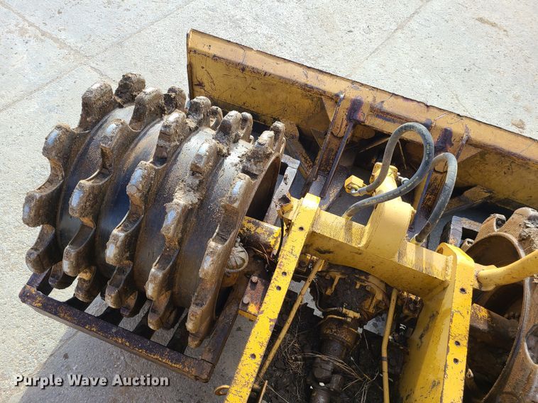 image for item JW9841 1975 Caterpillar 815  soil compactor