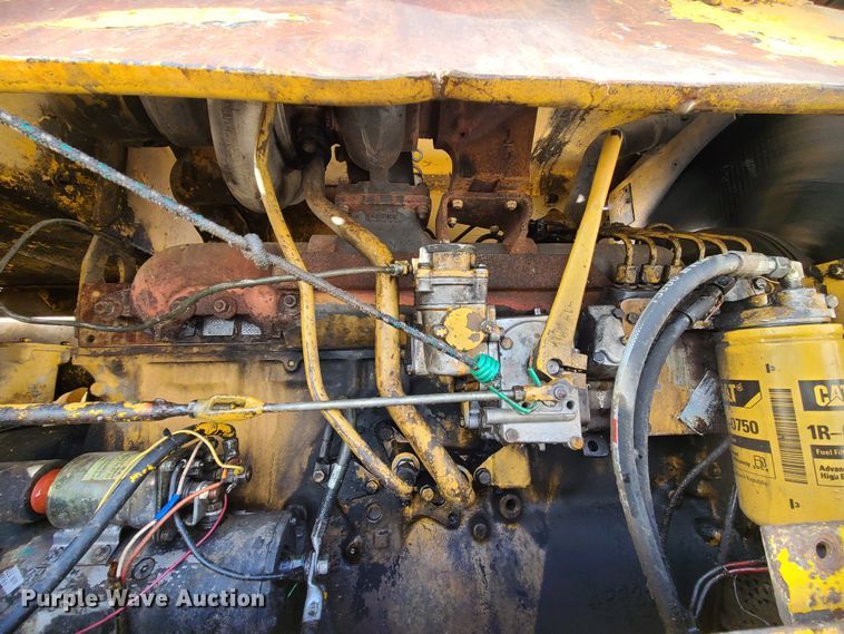 image for item JW9841 1975 Caterpillar 815  soil compactor