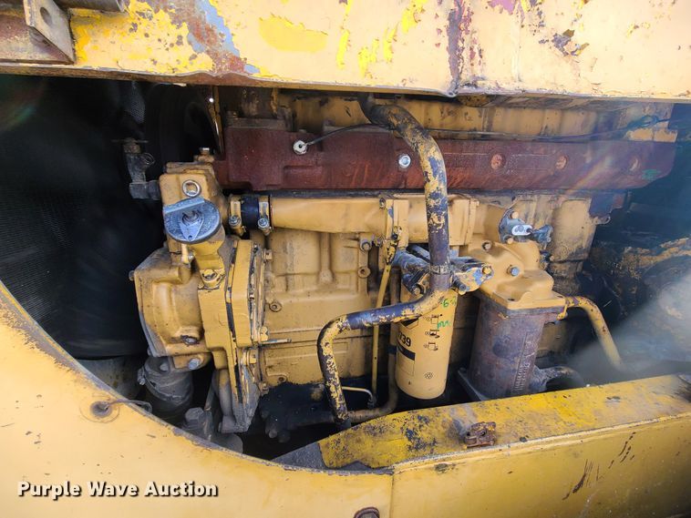image for item JW9841 1975 Caterpillar 815  soil compactor