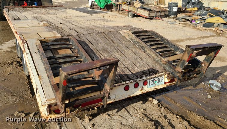 image for item JW9842 2000 Trail King TK20-2400  equipment trailer