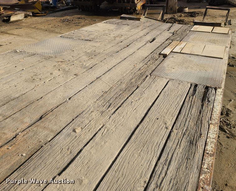 image for item JW9842 2000 Trail King TK20-2400  equipment trailer