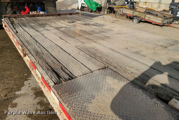 image for item JW9842 2000 Trail King TK20-2400  equipment trailer