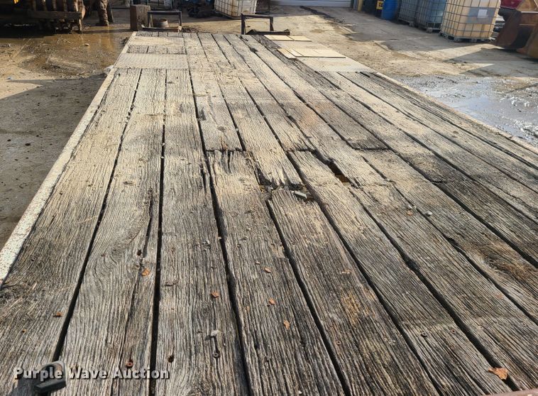 image for item JW9842 2000 Trail King TK20-2400  equipment trailer