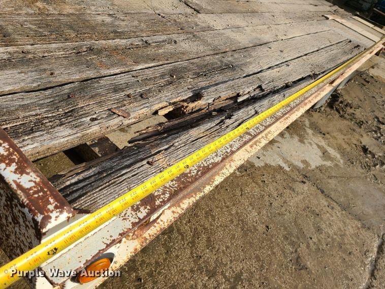 image for item JW9842 2000 Trail King TK20-2400  equipment trailer