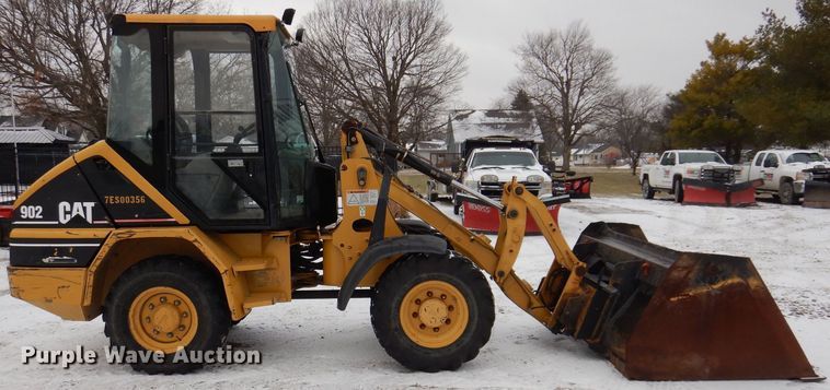 image for item KW9543 1999 Caterpillar 902  wheel loader