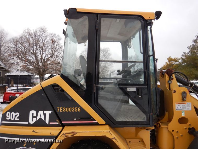image for item KW9543 1999 Caterpillar 902  wheel loader