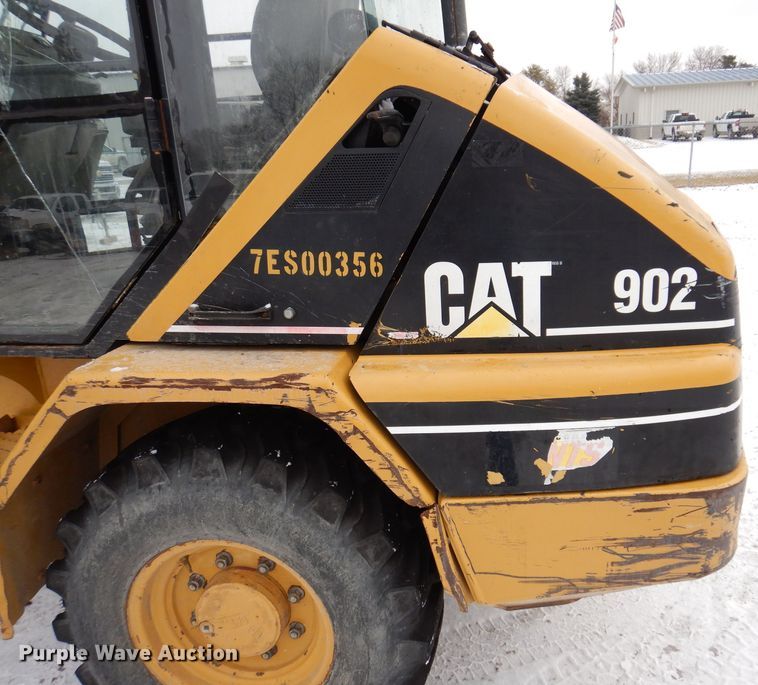 image for item KW9543 1999 Caterpillar 902  wheel loader