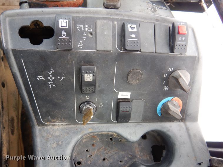 image for item KW9543 1999 Caterpillar 902  wheel loader