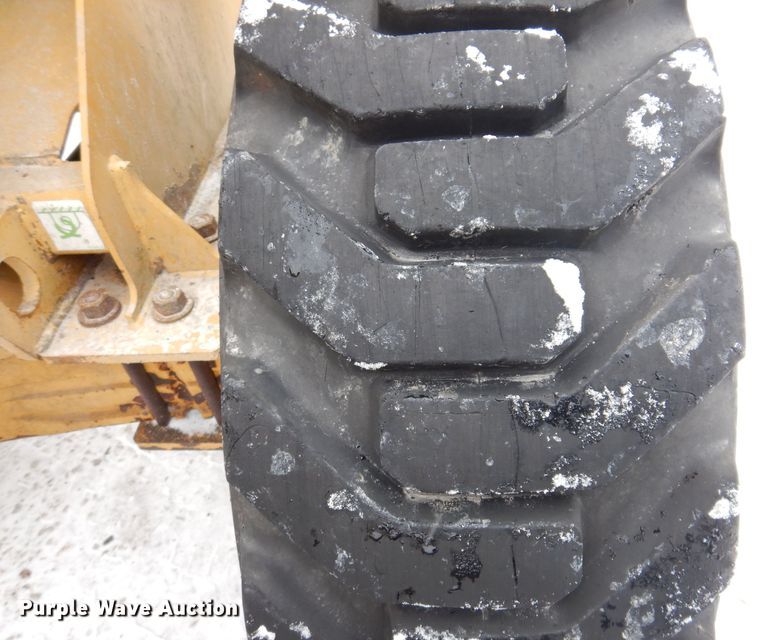 image for item KW9543 1999 Caterpillar 902  wheel loader