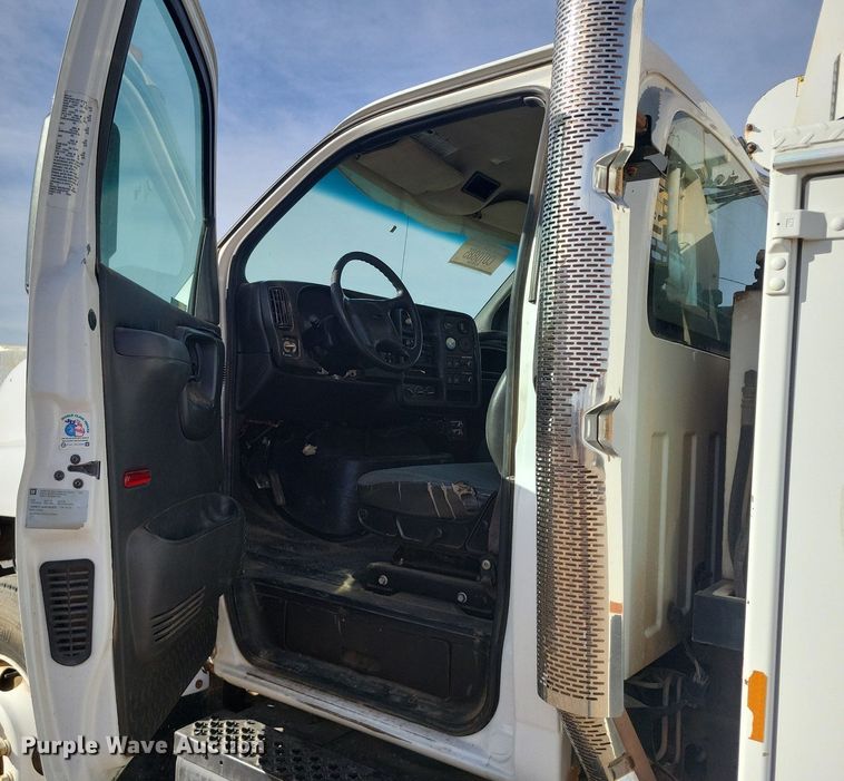 image for item LG9442 2008 Chevrolet C7500  utility / service truck