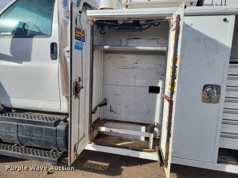 image for item LG9442 2008 Chevrolet C7500  utility / service truck