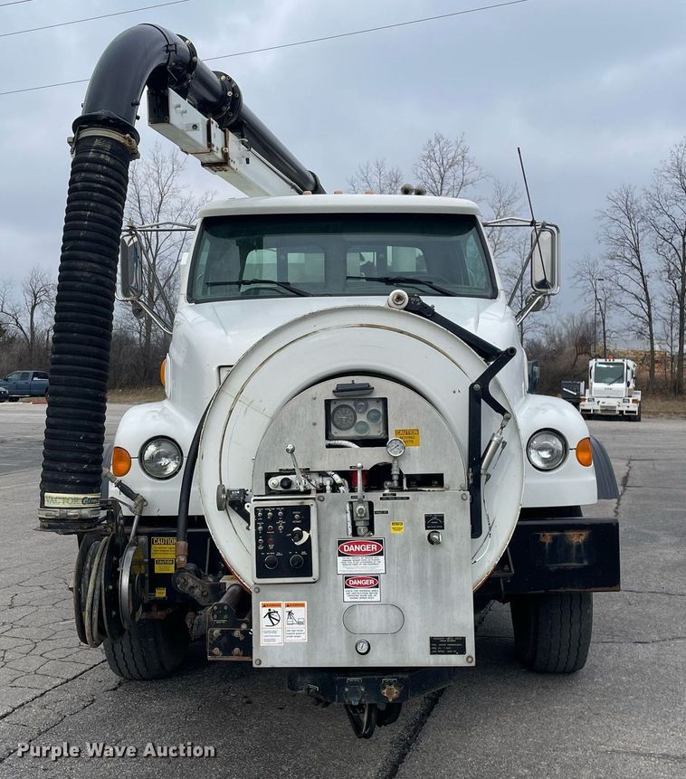 image for item MA9801 2002 Sterling L7500  sewer jetter truck