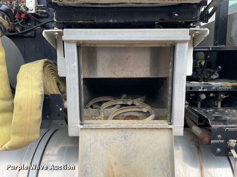 image for item MA9801 2002 Sterling L7500  sewer jetter truck