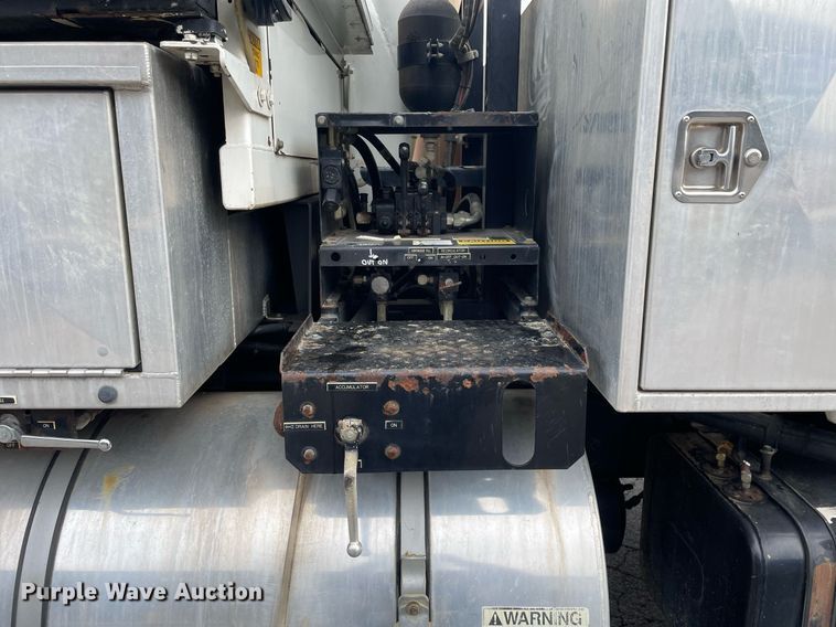 image for item MA9801 2002 Sterling L7500  sewer jetter truck