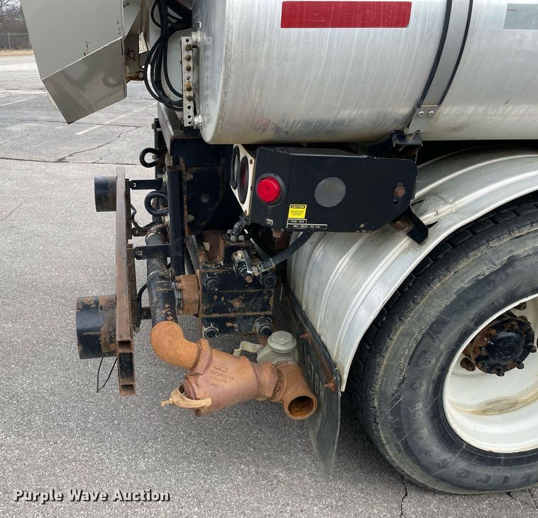 image for item MA9801 2002 Sterling L7500  sewer jetter truck