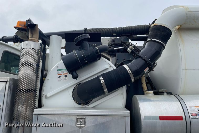 image for item MA9801 2002 Sterling L7500  sewer jetter truck