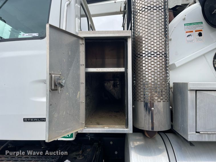 image for item MA9801 2002 Sterling L7500  sewer jetter truck