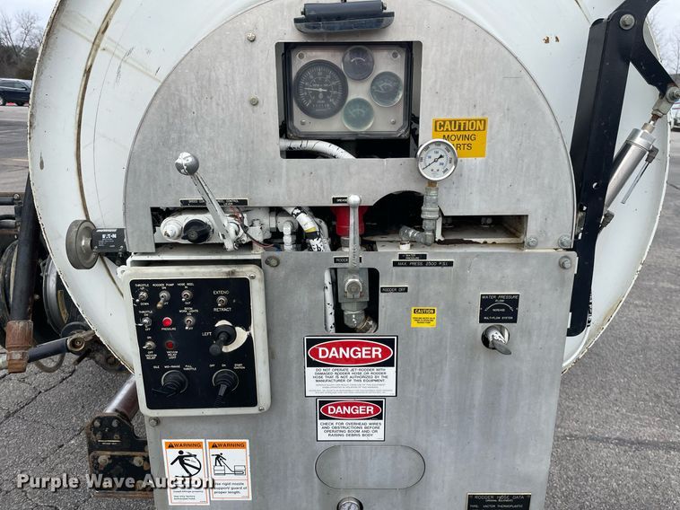 image for item MA9801 2002 Sterling L7500  sewer jetter truck