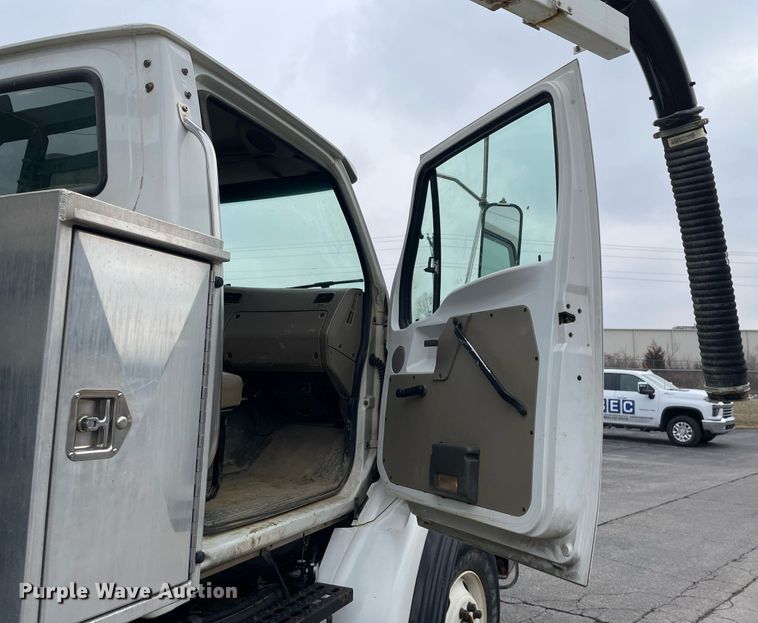 image for item MA9801 2002 Sterling L7500  sewer jetter truck