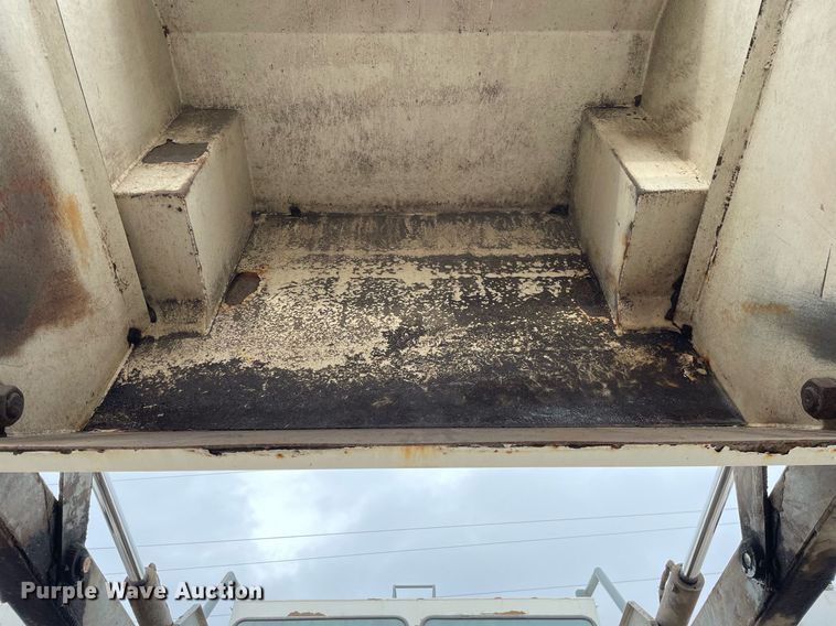 image for item MA9802 2005 Elgin Pelican  street sweeper