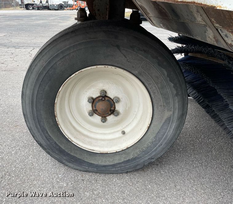 image for item MA9802 2005 Elgin Pelican  street sweeper