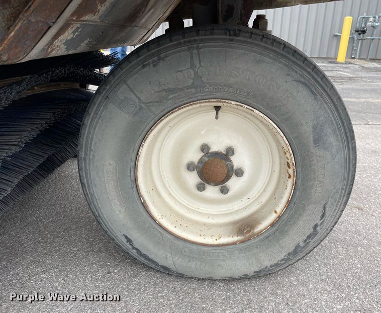 image for item MA9802 2005 Elgin Pelican  street sweeper