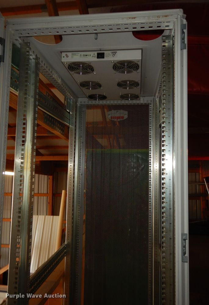 image for item JQ9945 Compaq  server rack