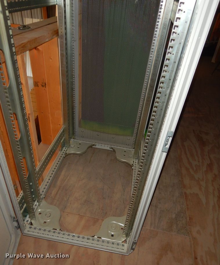 image for item JQ9945 Compaq  server rack