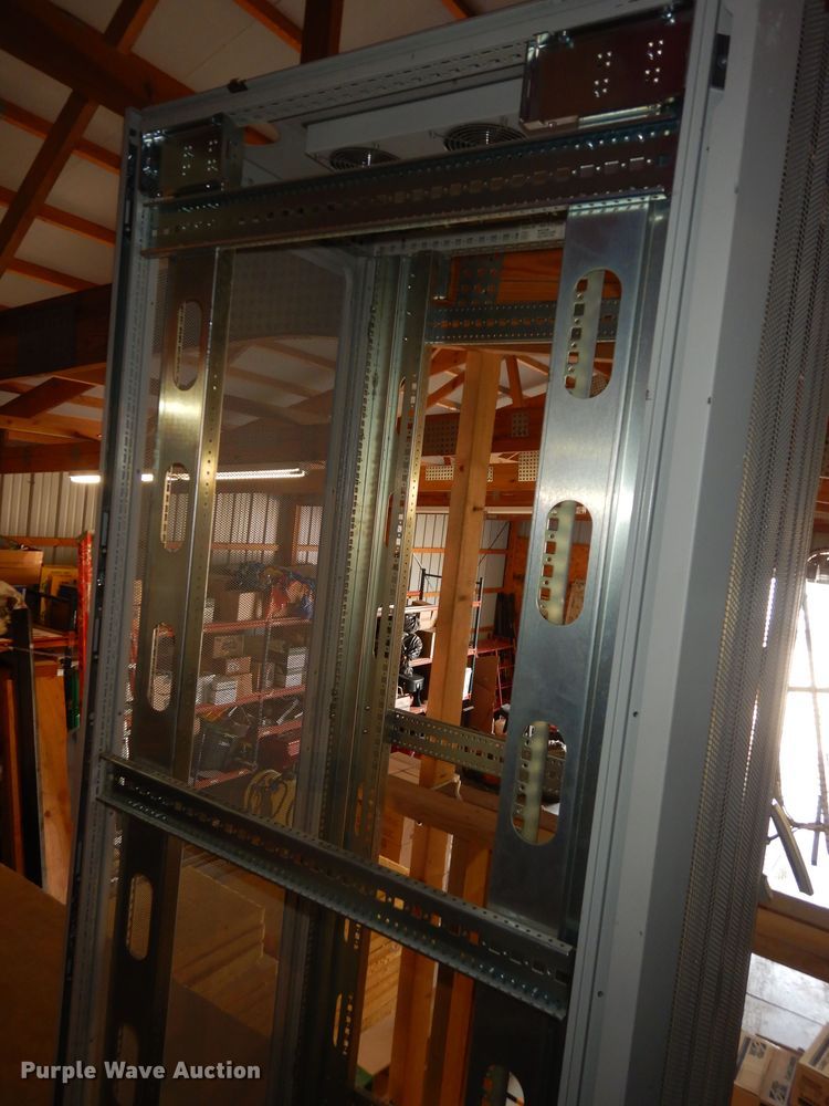 image for item JQ9945 Compaq  server rack