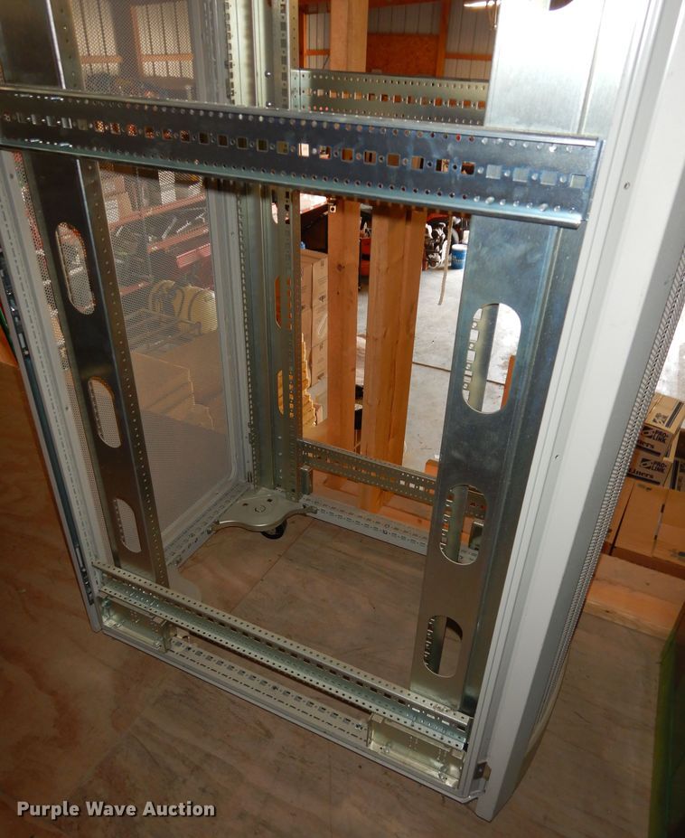 image for item JQ9945 Compaq  server rack