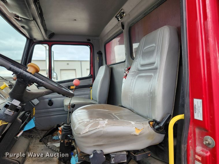 image for item KT9488 2001 Freightliner FL70  dump truck