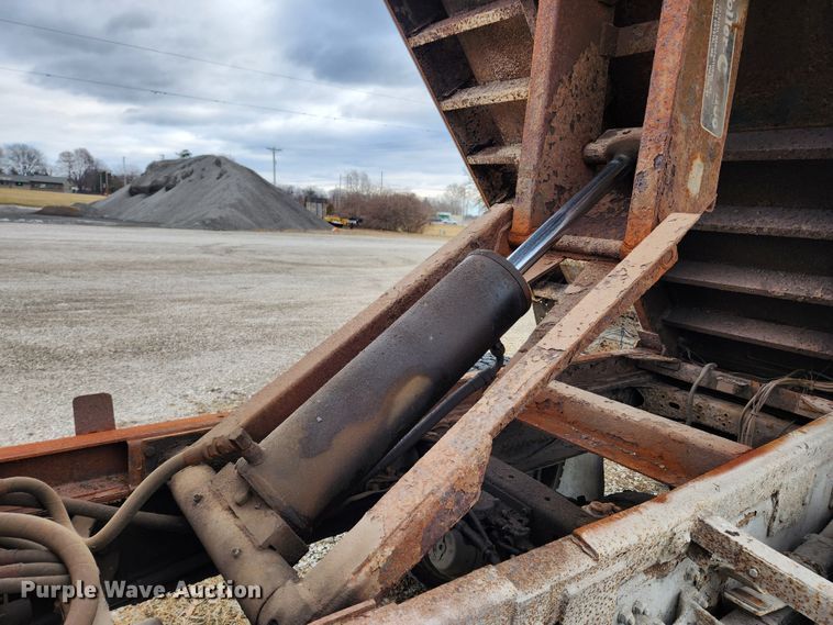 image for item KT9488 2001 Freightliner FL70  dump truck