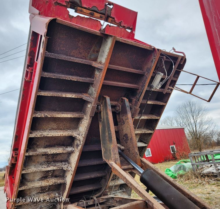 image for item KT9488 2001 Freightliner FL70  dump truck