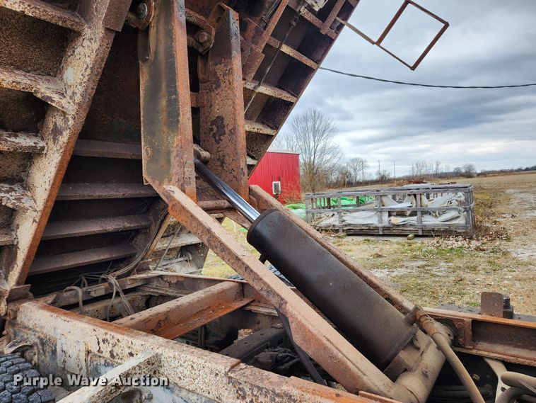 image for item KT9488 2001 Freightliner FL70  dump truck