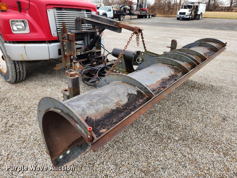 image for item KT9488 2001 Freightliner FL70  dump truck