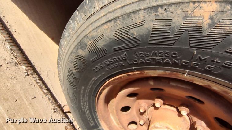 image for item LK9528 1997 Titan  livestock trailer