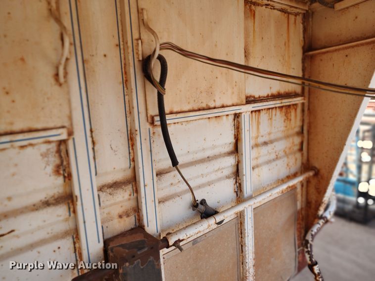 image for item LK9528 1997 Titan  livestock trailer