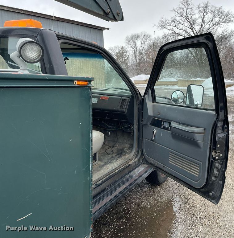 image for item MA9803 1992 Chevrolet C3500  bucket truck