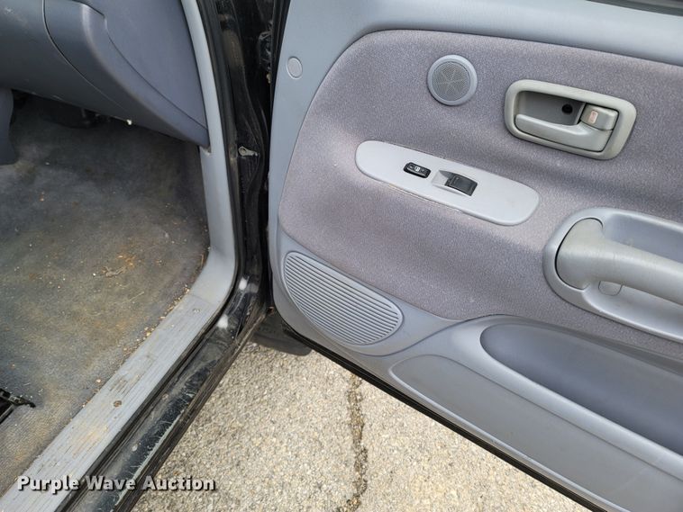 image for item MH9686 2000 Toyota Tundra  Access Cab pickup truck