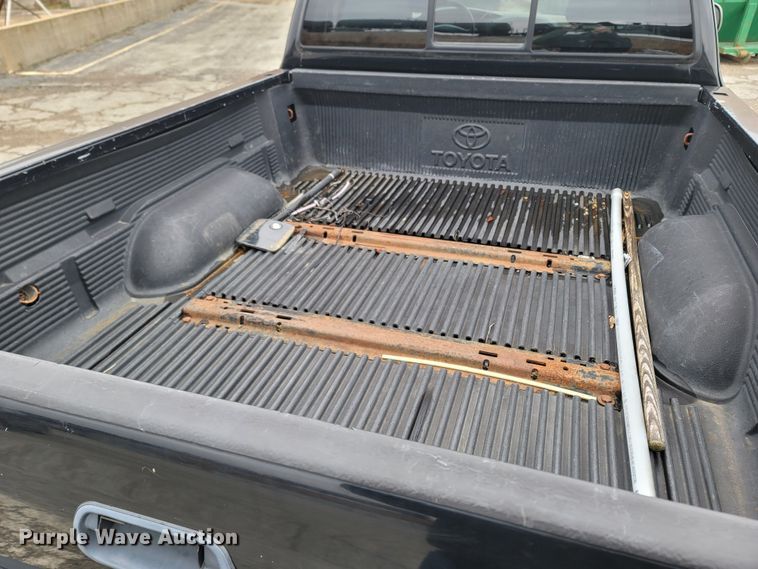 image for item MH9686 2000 Toyota Tundra  Access Cab pickup truck