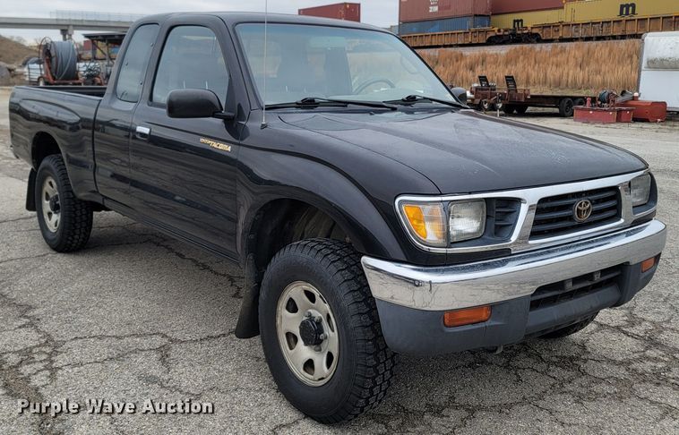 image for item MH9688 1996 Toyota Tacoma  XtraCab pickup truck