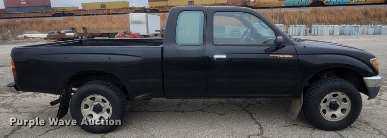 image for item MH9688 1996 Toyota Tacoma  XtraCab pickup truck