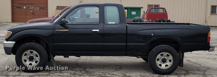 image for item MH9688 1996 Toyota Tacoma  XtraCab pickup truck