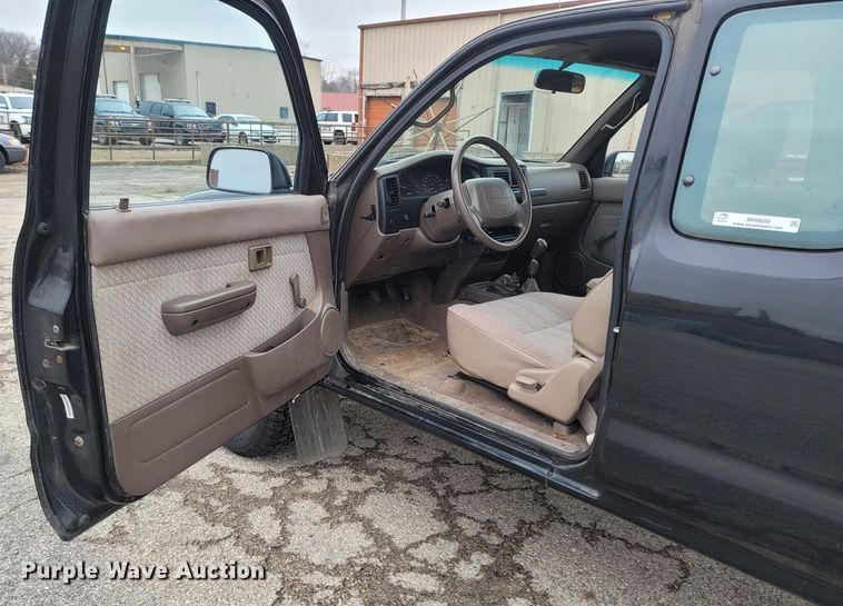 image for item MH9688 1996 Toyota Tacoma  XtraCab pickup truck